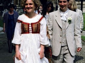 1994-05-14-06-40150 Alison and Jason walking through King's (c) Linda Jenkin.jpg